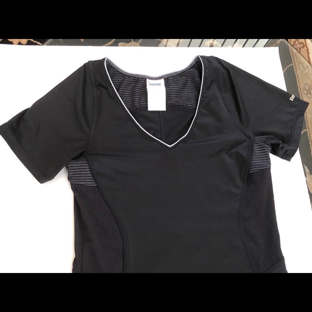 Reebok Women’s Fitted V neck top, size Medium, EUC